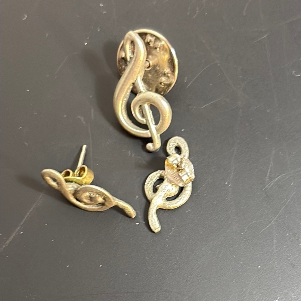 A bundle of sweet earrings some are sterling - Picture 2 of 9